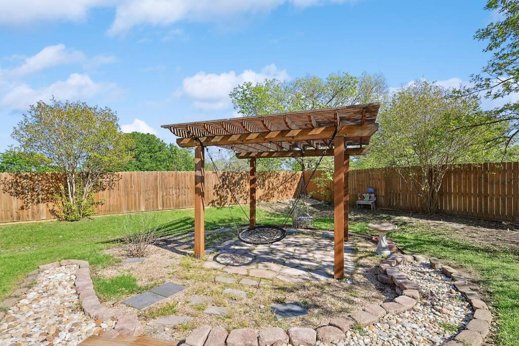 Wellness Oasis 5Br W Pool + Huge Yard + Fire Pit Villa Sachse Dış mekan fotoğraf